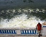 3개월 월급 털어 산 삼성 휴대폰 빠트린 충격에···공무원 직권남용 '황당'