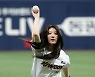 힘차게 시구하는 퍼플키스 채인