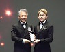 [bnt포토] '감사패 전달식 마치고 기념촬영하는 양의식 회장-LENNARD TAN'(페이스 오브 코리아)
