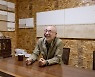 [작가의 아틀리에]④ 6년 전부터 해외 평단서 빛 본 돌가루 그림… 후기 단색화가 김근태