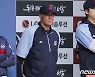 경기 지켜보는 래리 서튼 감독
