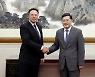 중국 간 머스크...中외교부장에 “디커플링 반대”