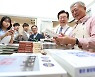 文의 '평산책방' 개점 한달 책 2만2000여권 판매… 방문객도 4만명 '훌쩍'
