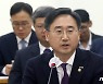 답변하는 신범철 국방부 차관
