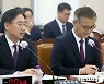 답변하는 신범철 국방부 차관