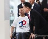 환하게 웃는 김기현