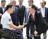 상이군경 선수들과 손 맞잡고 인사하는 김기현
