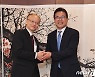 악수하는 김성욱 국제경제관리관과 日재무성 재무관