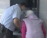 "어르신 맞춤" "2시간 연장"...이색 점포로 은행 자구책 마련