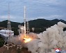 과거 ‘위성 발사’ 성공해 놓고, 북한은 왜 새 로켓을 쐈을까
