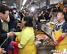 자갈치시장 찾아 상인 격려하는 이재명 대표