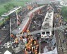 `인도 열차참사` 인재였다..."신호오류로 다른 철로 진입했다 3중 충돌"