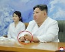 인민들 보곤 담배 끊으라더니…김정은은 딸 옆에서 '뻑뻑'