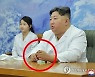 ‘내로남불’ 북한 금연, 어이가 없네…김정은은 딸 옆에서 대놓고 피면서