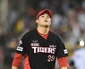 KIA 150km 좌완 라이징스타의 무거운 어깨…17G 연속 무실점 끝 ‘새로운 현실’
