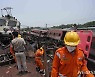 인도 열차 참사 인재 가능성…다른 철로 진입해 사고