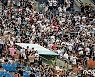 코로나 격리 의무 풀리고 첫 주말 맞은 야구장