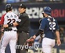[MD포토] 투구에 맞은 오스틴 말리는 김정국 구심