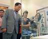 폭소 터진 청와대 `대통령`전…해설사 변신 김영삼·노태우 아들