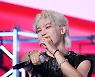 [포토] NCT 태용, 눈물 찍는 기자에게 빵 터져