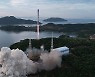 北 동창리 기존 발사장서 움직임 계속…발사체 운반·장착설비 이동