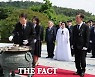 尹 대통령, '121879 태극기 배지' 달고 유족과 추념식 동반 입장