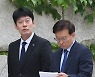 본청 나서는 권칠승 수석대변인과 한민수 대변인