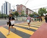 노란색 횡단보도 건너는 아이들