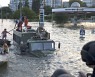 러시아 점령지 댐 폭발…‘우크라 대반격’ 막으려 터뜨렸나