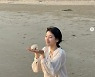 수지, 해변에서 뽐내는 청순 여신美…우월 비율까지 자랑[M+★SNS]