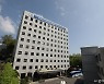 "잠 깨라" 속옷 안 김치 붓는 영상 튼 여고 교사…다시 교단 설 수도?