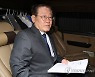 차에 앉은 이재명 대표
