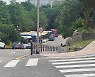 800m 언덕에 버스·화물차 즐비…학생 3600명 아찔한 등교길