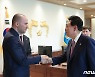 그레그 브록먼 공동 창업자와 악수하는 윤 대통령