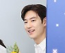 [포토] 이제훈, '꽃 선물 받고 활짝'