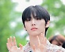 보이넥스트도어 태산, '귀여운 손인사' [사진]
