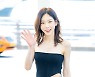 태연,'사랑스러운 눈맞춤 손인사' [사진]