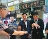 [머니S포토] 전통시장 찾은 이복현, 후한 시장 인심에 웃음꽃 활짝