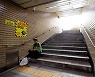 “지하철 타는 게 인생의 낙”…NYT, 韓 노인들의 ‘지하철 나들이’ 조명