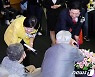 100세 어르신과 인사 나누는 김기현·이정미 대표