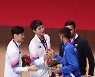 동메달 수상자들과 인사하는 오상욱·구본길