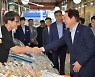 박완수 경남도지사 거제시 고현시장서 수산물 소비 홍보