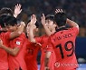 백승호와 포옹하는 정우영