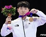 e스포츠 첫 금메달 김관우, 어머니 '너무 좋다' 문자에 펑펑[항저우AG]
