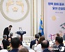 원포 피해 동포들에게 인사하는 윤 대통령