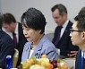 日 신임 외무상, "김대중·오부치 선언 미래지향적 관계에 큰 역할"
