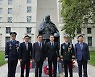 김영호 통일부 장관, 한국전 참전 기념비 참배