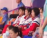 한국 경기 지켜보는 북한 배구 선수들