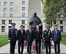 런던 한국전 참전 기념비 찾은 통일부 장관