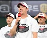 '우승 세리머니' 오지환 "너무 늦은 것 같아 팬분들께 죄송한 마음" (일문일답)